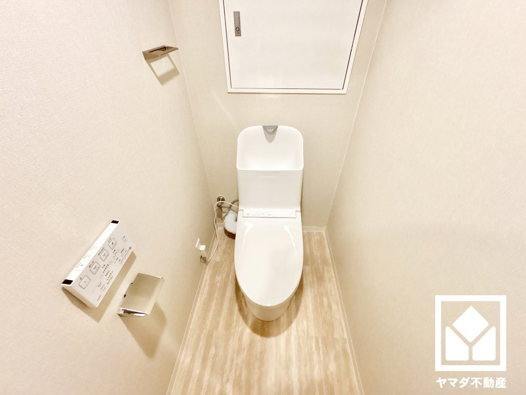 明るく清潔感溢れるトイレです。温水洗浄便座付きで、季節を問わずいつでも温かい便座をお使いいただけます。トイレットペーパーのストックや消耗品置き場などとしてお使いいただける戸棚もございます。
