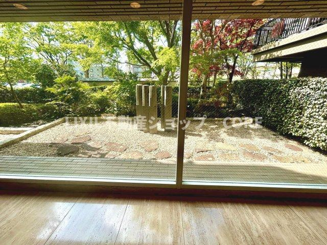 建物や壁に囲まれた外部空間で、採光・通風の確保、防犯性の向上といったメリットもございます。