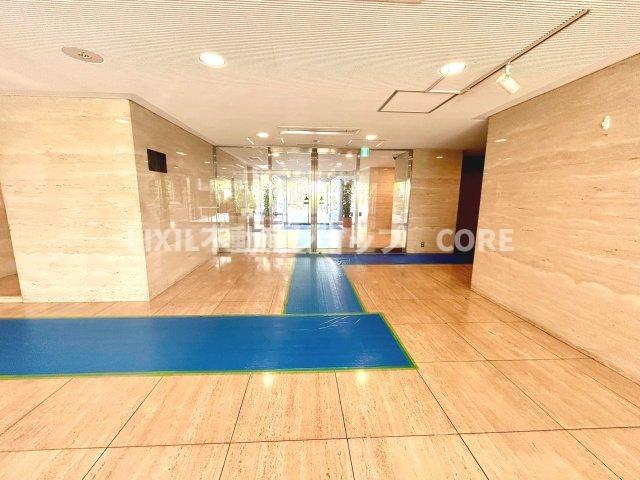 高級感あるエントランス部分になります。オートロックのマンションです。