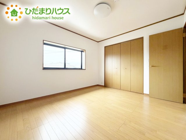 バルコニーに面していて、たっぷり光りの入る明るい主寝室です！