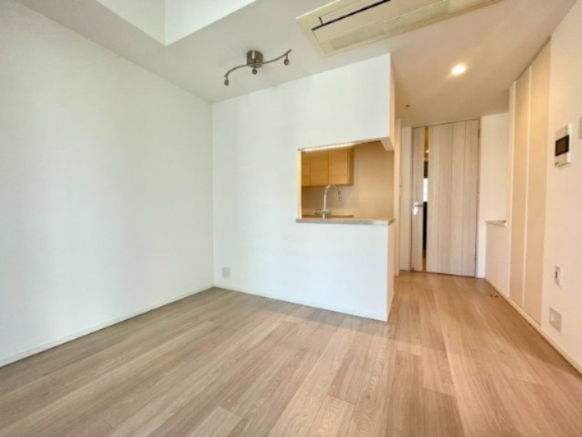 便利な床暖房完備。お部屋の圧迫感を解消するビルドインAC。木目×ホワイトの心落ち着く内装です。