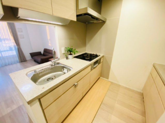 便利なディスポーザー機能付き。食器棚付きの対面式キッチンは、毎日のお料理を楽しくしてくれます。