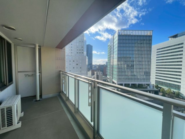 リバービューも楽しめる、広々の9.42平米のバルコニー。