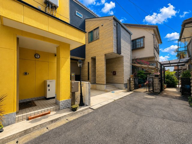 5LDK・キッチン・洗面・浴室がまとまった水回り動線で、家事の移動もスムーズです！玄関は吹き抜けで明るく開放感があります！東越谷小学校まで徒歩約7分(500ｍ)、お子様の通学に安心です！