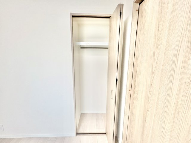 ハンガーパイプと枕棚付きで衣類や小物をすっきり一括収納できるクローゼット。居室内に余計な家具を置く必要がないため、約4.3帖の空間を無駄なくスマートに、最大限広く使える暮らしに嬉しい設備です