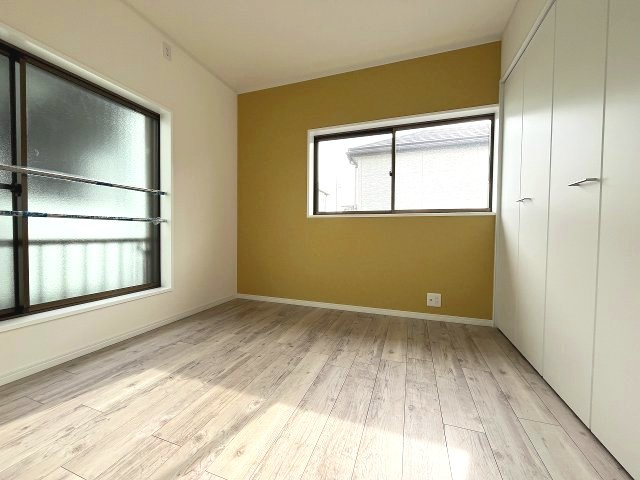 2つの窓から自然光が入り込むため部屋全体が明るく開放感があります。