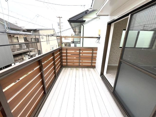 洗濯物がたくさん干せる広々としたバルコニー。