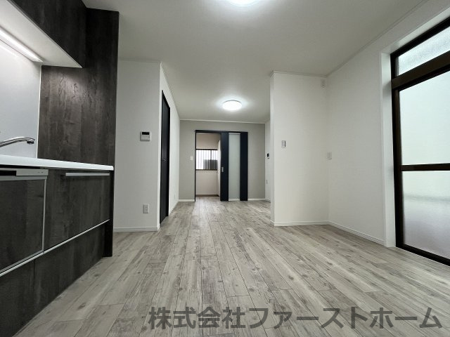 落ち着いた色合いのフローリングにシンプルな壁面でお好みの家具を置いて理想的な空間がつくれます。