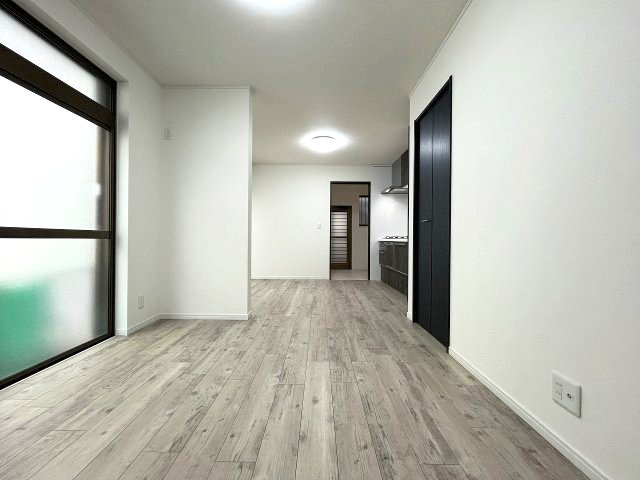 大きな窓からたっぷりの光が差し込むリビングはご家族の団らんにぴったりの開放的な空間です。