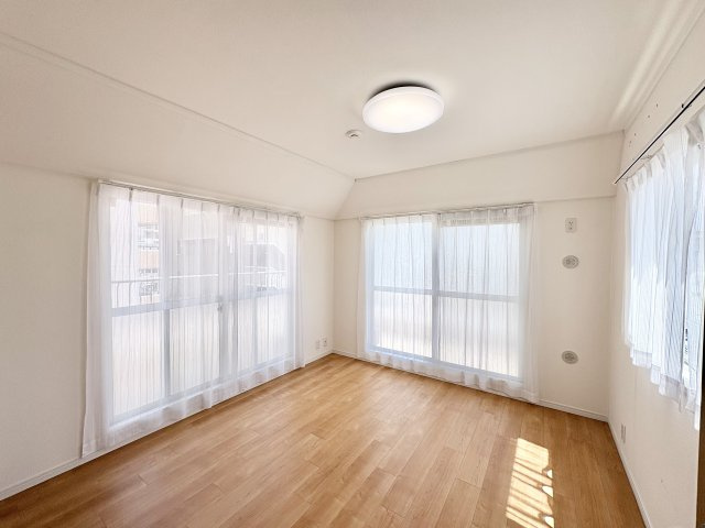 上階の洋室です。マンションでは珍しい窓が3か所ある明るいお部屋です!　