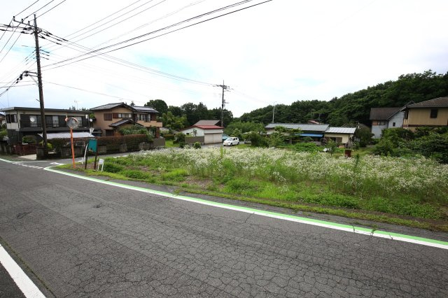 前面道路は舗装されており、お車の通行も可能です