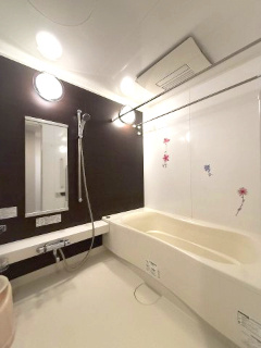 浴室乾燥機付きのバスルーム