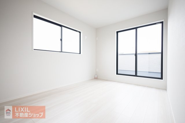 【洋室】　南に面した洋室は陽光ふりそそぐ明るい室内、2面採光で明るい印象の空間で開放感があります。