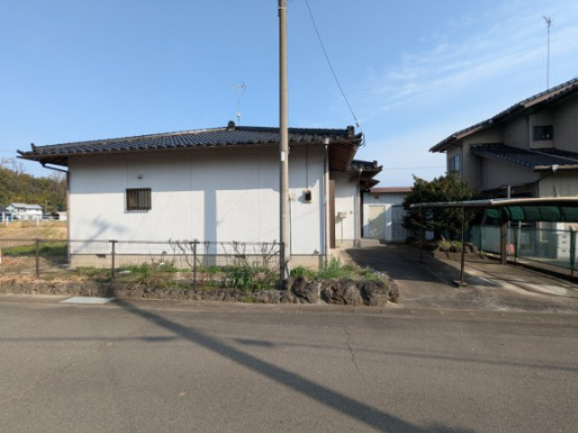 前面道路含む現地写真です。車庫入れも余裕をもってできそうです。