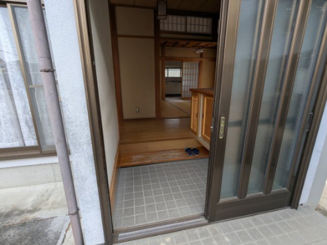少人数で暮らすのに、使いやすい明るい玄関。