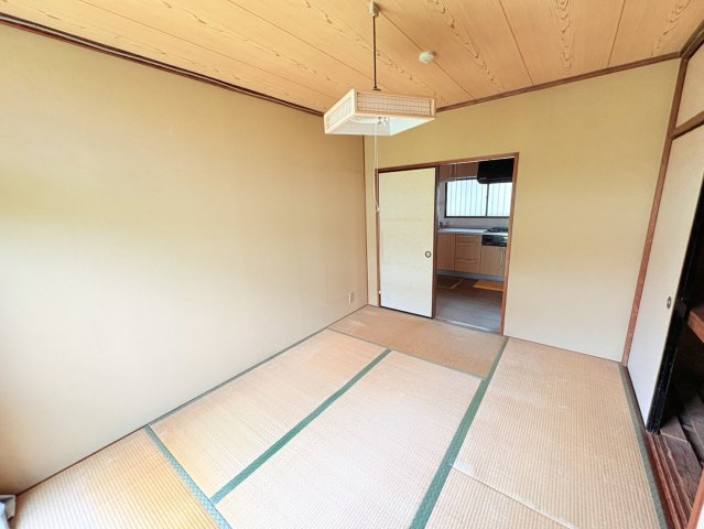 自然光がやさしく差し込む和室は、畳ならではの落ち着いた空間です。襖を開放すればダイニングと一体で使うことができ、広々としたリビングとしても活用可能です。多彩な使い方ができる便利な一室です。
