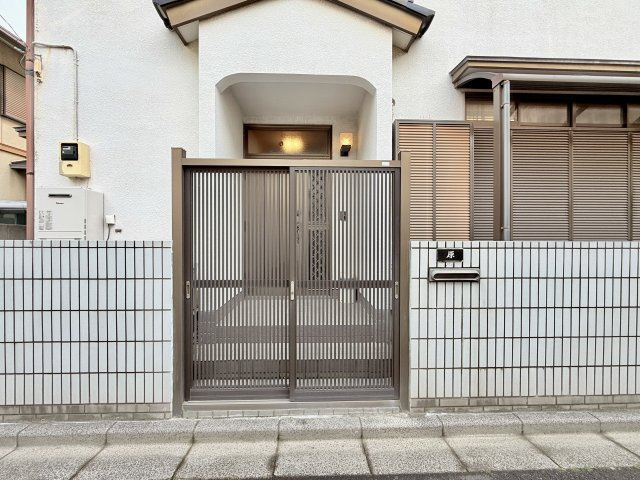 【エントランス】　門扉とタイル仕上げの外構です。