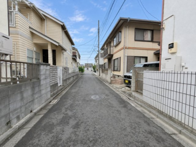 【前面道路】　前面道路は見通しが良く、車の出し入れもしやすい暮らしやすい住環境です。