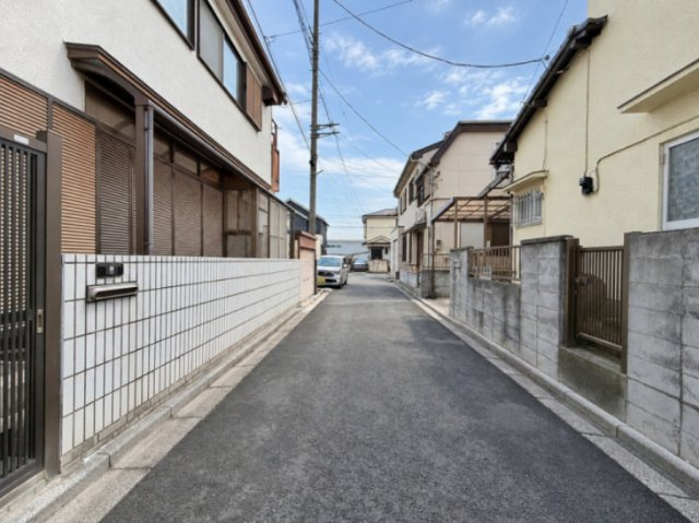 【前面道路】　周辺は落ち着いた住宅街で、毎日の暮らしに安心感を与えてくれる立地です。