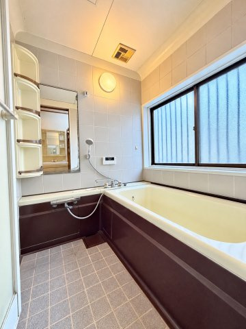 【浴室】　窓のある浴室は換気がしやすく、一日の疲れをゆっくり癒せるくつろぎの空間です。　※CG加工による空室イメージです。