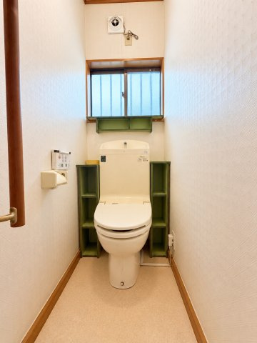 【トイレ】　窓があり明るく換気もしやすいトイレで、清潔感のある心地よい空間を保てます。　※CG加工による空室イメージです。