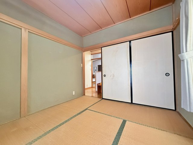 【和室】　畳の香りが心地よい和室は、来客時のおもてなしや家族の団らんにも活躍します。