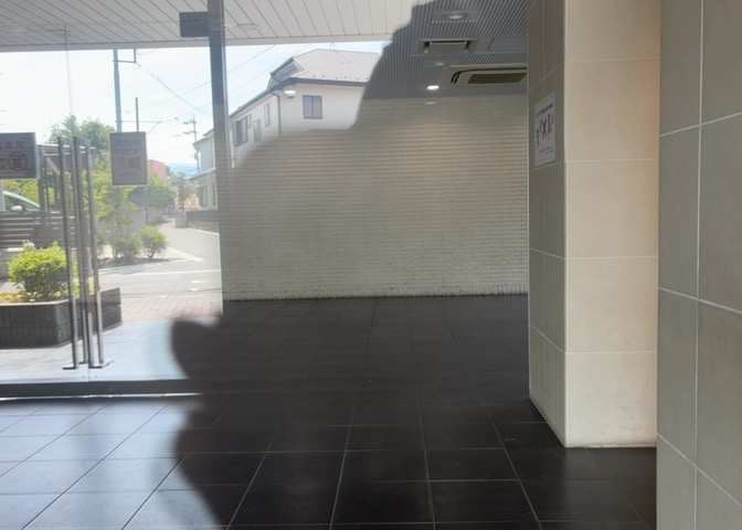 ロビーというと、エントランスと何がちがうの？と思いますよね。実はロビーとエントランスには明確な決まりはありません。物件によっては、エントランスを入って広がるある程度の広さのある空間がロビーとなります。