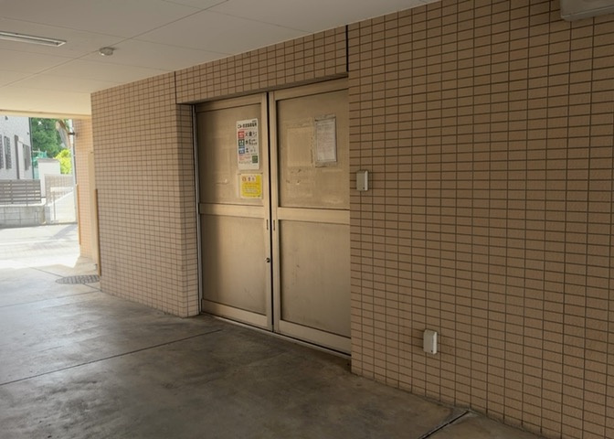 共有部分は、住民なら誰もが使える設備のこと。例えば駐車場やエレベーター、インターネット設備、セキュリティ設備などがあります。他にも、マンションの廊下・外部階段やエントランス・ゴミ置き場などがあります。