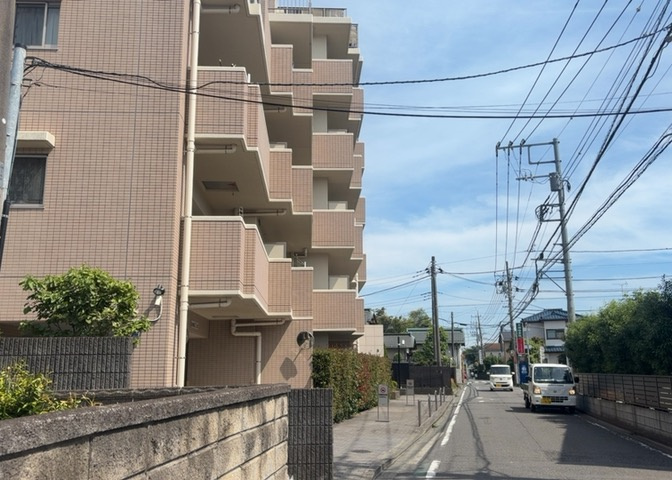 隣家の土地はどうなっているのか、生活利便施設が近くにあるのか、学校まで近いかなど、お客様のライフスタイルにあわせたイメージが重要です。また、近くにあると困る施設が近くにないかも確認するといいでしょう。