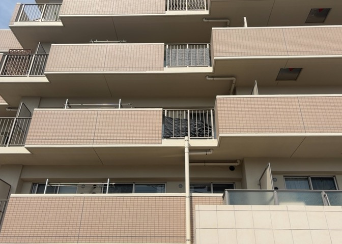 道幅が広い場所は日当たりや風通が良好です。幅が広いのですれ違いも可能ですし大きな車でも駐車可能！一方で、大型車が通ることも多くなるため交通量の増加により騒音に繋がります。また土地の値段が高くなります。