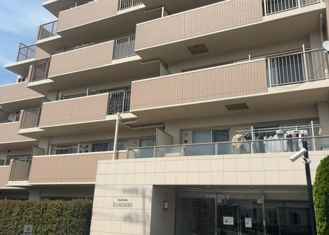 ＲＣ造、Reinforced　Concreteは直訳すると補強されたコンクリートです。主に柱や梁・床・壁が鉄筋とコンクリートで構成おり、鉄筋を組んだ型枠にコンクリートを流し込んで固めたものを指します。