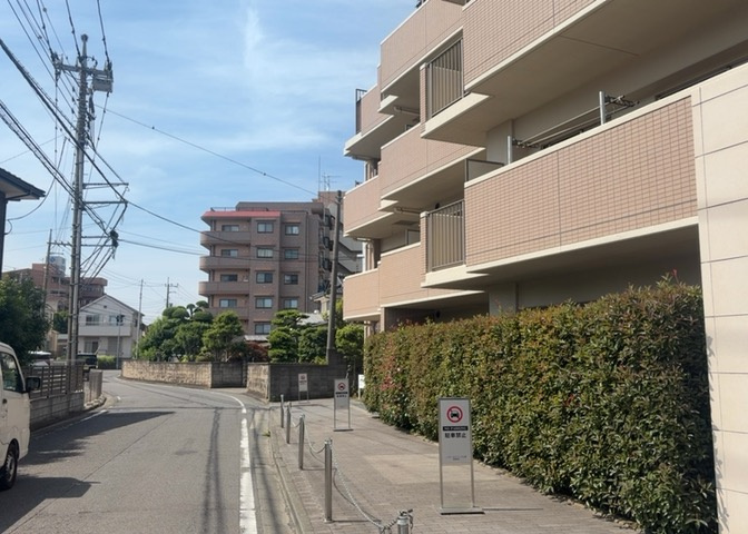 眺望を気にして物件を探す場合、前面に建物が建っていないか現地で確認しましょう！前面に建物があると景色はもちろん、日当たりや風通しにも影響が出てきます。住んだ時のことを想像しながら現地見学をしましょう。