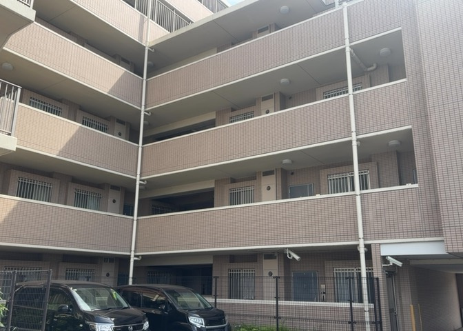 玄関は家の顔でもあり、家族以外の目にも止まる場所です。玄関は外との間を仕切る扉、靴などをしまっておく収納スペース、靴脱ぎのたたきスペース、来客とのやり取りをするドアホンなど複数のアイテムからなります。