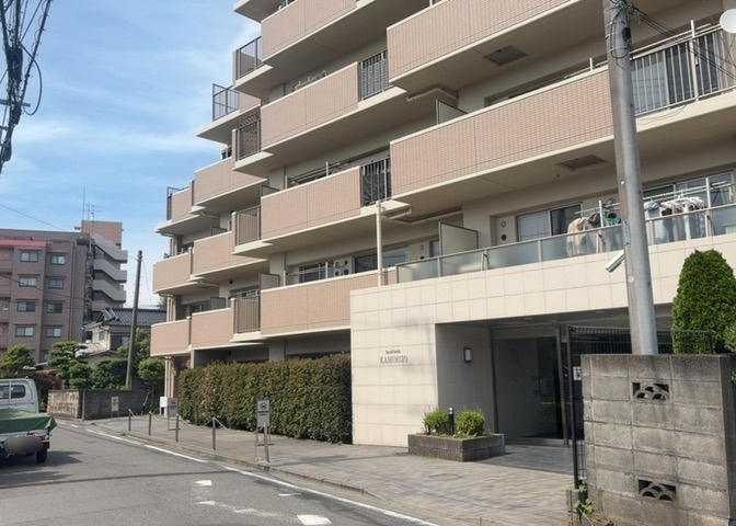 外観はマンション管理がされているかの目安になります。築年数が古いと、壁面は劣化してひび割れが生じることも！建物が古びていても細かいところが修繕されていると、きちんと管理されているなぁと感じるでしょう。