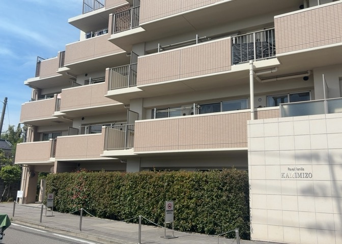 一般的なバルコニーは、奥行1.5ｍ程ですが、ワイルドバルコニーは2ｍまで広がっています。そのため洗濯物の間隔をあけ干すことができ、乾きやすいというメリットや、ガーデニングが楽しめる等の特徴があります。
