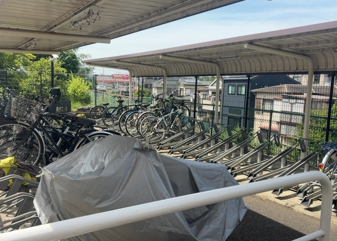 車一台あたりに必要なスペースは、標準サイズの普通自動車で横幅2m50cm、長さ5mは必要になります。ただし、乗降のことも考慮して横幅3m30cm、長さ5m50cmほどは確保できるところを選びましょう。