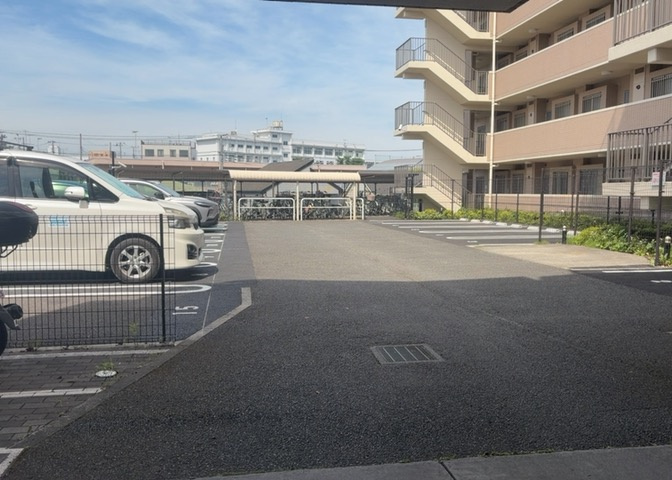 駐車場と明記されていても、最小スペースでつくられた駐車場だと大型車は駐車できなかったり、出入りしにくくなったりする可能性があります。お車のサイズと購入したい物件の駐車場のサイズを現地で確認しましょう。