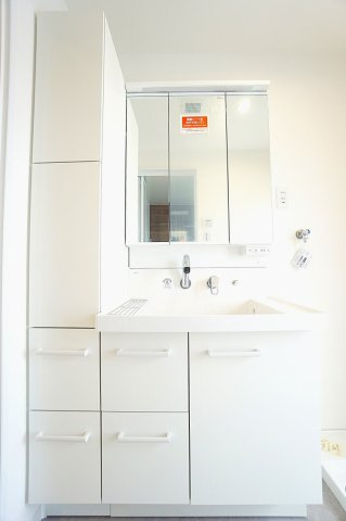 収納付きの独立洗面台♪　洗面用品もすっきり収納できます