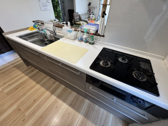 ガスコンロつきのシステムキッチン