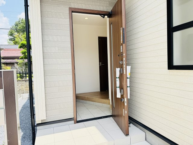 ～玄関は安心のWロックキーを採用～