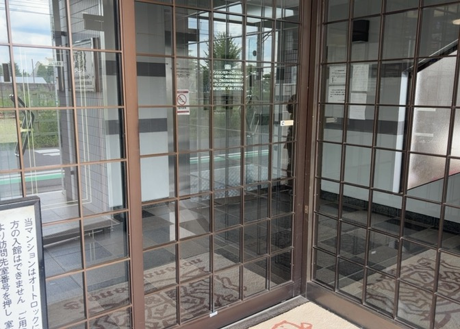 ラウンジは、マンションの共用スペースに椅子やテーブルなどを配置した利用者が寛げる空間です。屋内型ラウンジと屋外型ラウンジがあります。共用部分の管理状況と合わせて、詳細については現地でご確認ください。