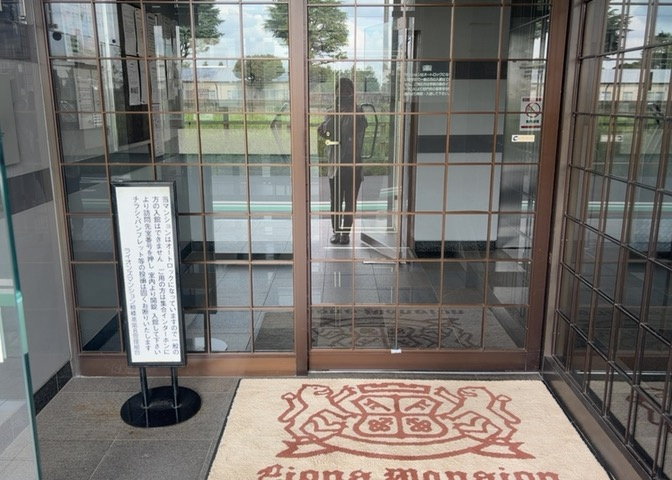 共用部分は、一棟の建物に住む区分所有者全員が共同で所有するとし、共用部分の管理、補修などは、区分所有者で形成される管理組合が行います。個人の判断で勝手に変更することはできませんので覚えておきましょう。
