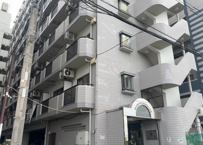 眺望の良さを楽しめるダイニングキッチンで家族団らんの時間を過ごしてはいかがでしょうか。バルコニーから見える景色を家族で眺める時間は、時間が経つのを忘れてしまいそうですね。是非、現地を見に行きましょう！