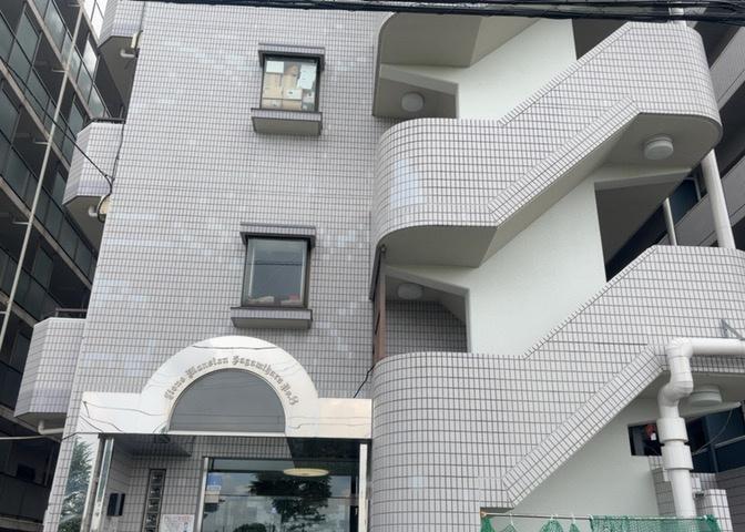 道幅が広い場所は日当たりや風通が良好です。幅が広いのですれ違いも可能ですし大きな車でも駐車可能！一方で、大型車が通ることも多くなるため交通量の増加により騒音に繋がります。また土地の値段が高くなります。
