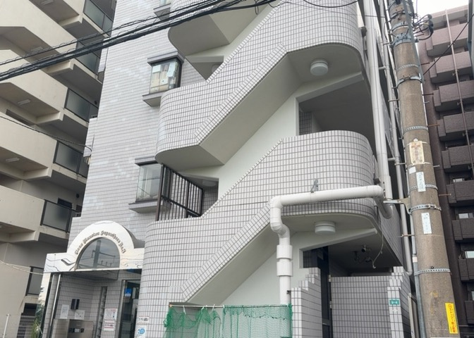 ＲＣ造、Reinforced　Concreteは直訳すると補強されたコンクリートです。主に柱や梁・床・壁が鉄筋とコンクリートで構成おり、鉄筋を組んだ型枠にコンクリートを流し込んで固めたものを指します。