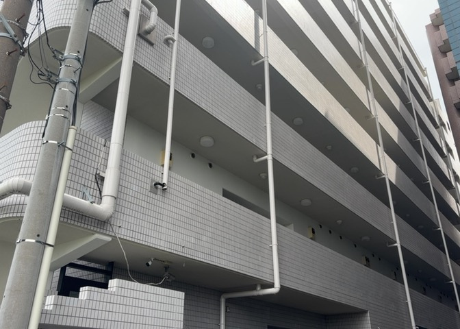 玄関は家の顔でもあり、家族以外の目にも止まる場所です。玄関は外との間を仕切る扉、靴などをしまっておく収納スペース、靴脱ぎのたたきスペース、来客とのやり取りをするドアホンなど複数のアイテムからなります。