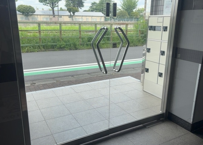 共有部分は、住民なら誰もが使える設備のこと。例えば駐車場やエレベーター、インターネット設備、セキュリティ設備などがあります。他にも、マンションの廊下・外部階段やエントランス・ゴミ置き場などがあります。
