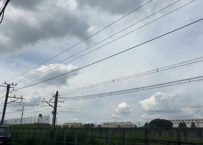 眺望の良さを楽しめるダイニングキッチンで家族団らんの時間を過ごしてはいかがでしょうか。バルコニーから見える景色を家族で眺める時間は、時間が経つのを忘れてしまいそうですね。是非、現地を見に行きましょう！