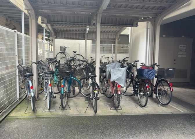 車一台あたりに必要なスペースは、標準サイズの普通自動車で横幅2m50cm、長さ5mは必要になります。ただし、乗降のことも考慮して横幅3m30cm、長さ5m50cmほどは確保できるところを選びましょう。