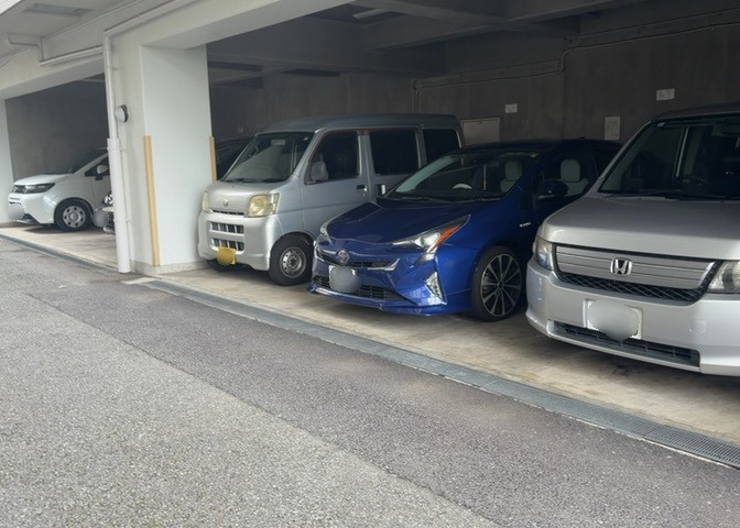 駐車場と明記されていても、最小スペースでつくられた駐車場だと大型車は駐車できなかったり、出入りしにくくなったりする可能性があります。お車のサイズと購入したい物件の駐車場のサイズを現地で確認しましょう。